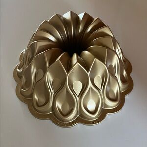 New Nordic Ware gold crown bundt pan NWOT